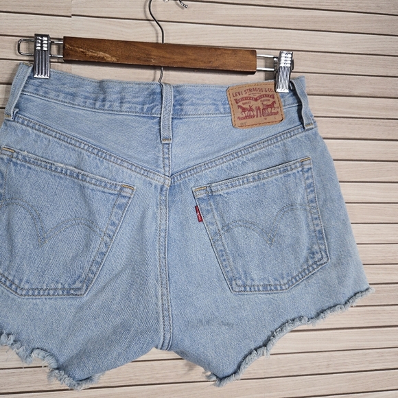 Levi's cut off jean shorts - Picture 6 of 13
